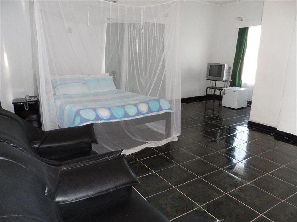 Skinny Hippos Lodge Mangochi Экстерьер фото