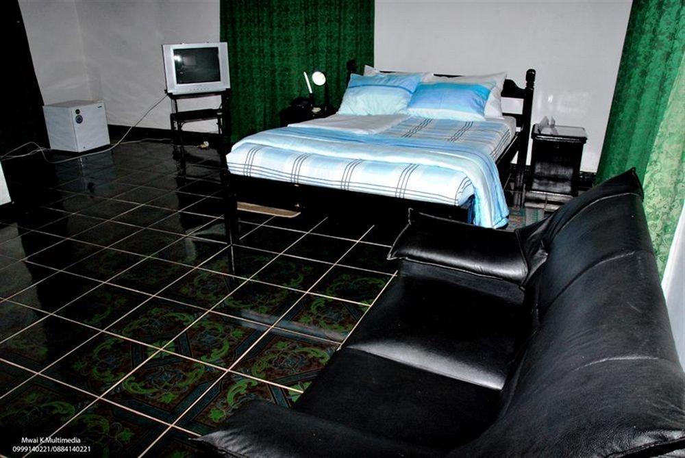 Skinny Hippos Lodge Mangochi Экстерьер фото