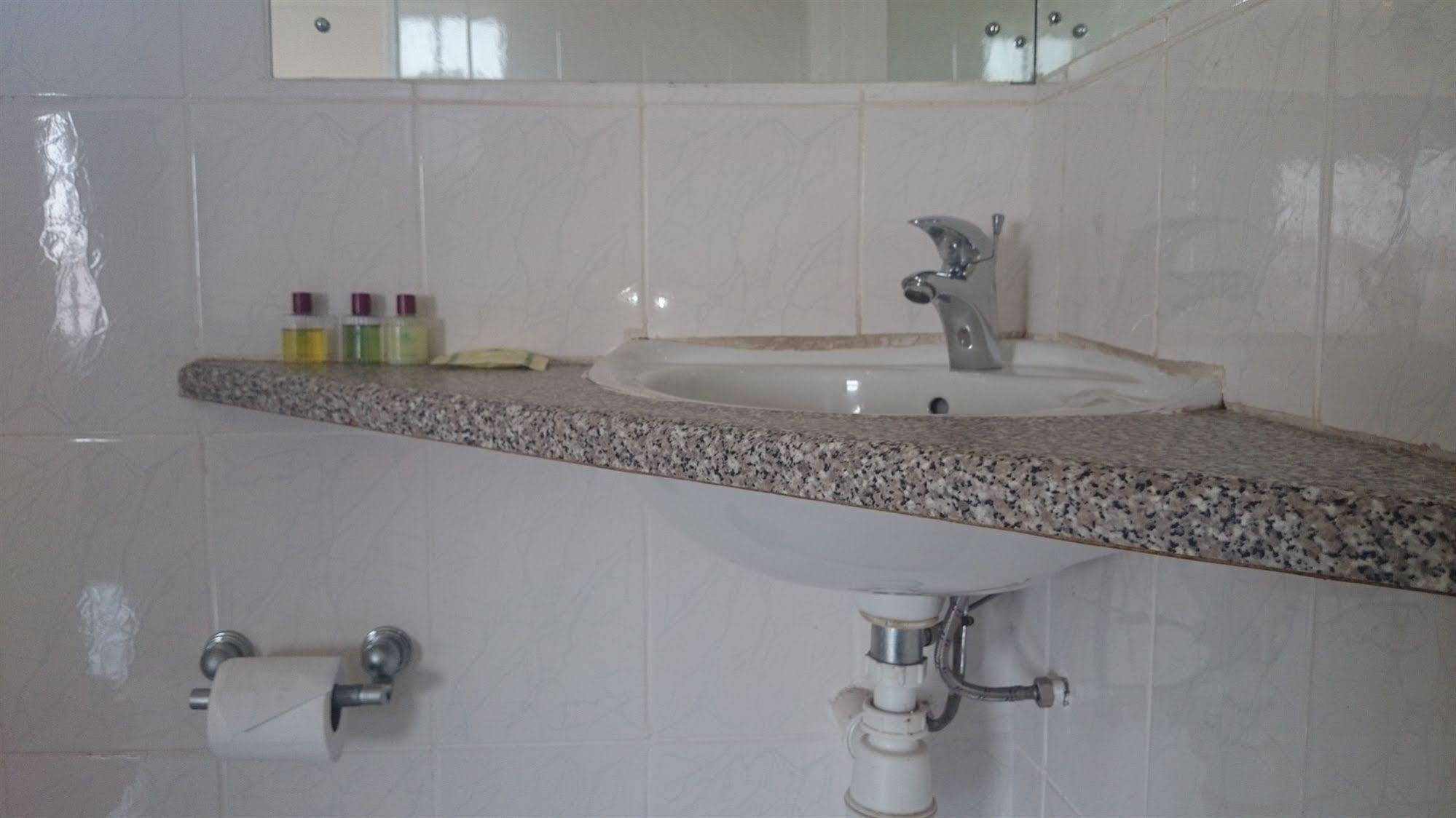 Skinny Hippos Lodge Mangochi Экстерьер фото